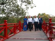 Chủ tịch nước Nguyễn Xuân Phúc và Tổng Thư ký Liên Hợp Quốc chiều cuối tuần đã đến thăm đền Ngọc Sơn