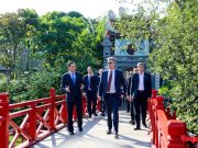 Thái tử Đan Mạch Frederik André Henrik Chris thăm quan di tích Quốc gia đặc biệt Hồ Hoàn Kiếm và đền Ngọc Sơn