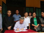 ĐOÀN ĐẠI BIỂU BỘ LAO ĐỘNG VÀ PHÚC LỢI XÃ HỘI LÀO THAM QUAN DI TÍCH NHÀ CHỦ TỊCH HỒ CHÍ MINH Ở VÀ LÀM VIỆC THÁNG 12/1946 TẠI VẠN PHÚC, HÀ ĐÔNG