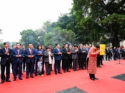 CHỦ TỊCH QUỐC HỘI VƯƠNG ĐÌNH HUỆ CÙNG ĐOÀN ĐẠI BIỂU DÂNG HƯƠNG TẠI TƯỢNG ĐÀI VUA LÝ THÁI TỔ