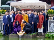 CHỦ TỊCH NƯỚC LƯƠNG CƯỜNG VÀ PHU NHÂN CÙNG KIỀU BÀO THẢ CÁ CHÉP TẠI ĐỀN NGỌC SƠN