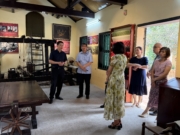 GIÁM ĐỐC SỞ VĂN HOÁ VÀ THỂ THAO HÀ NỘI THĂM DI TÍCH NHÀ HỒ CHỦ TỊCH Ở VÀ LÀM VIỆC TẠI VẠN PHÚC, HÀ ĐÔNG